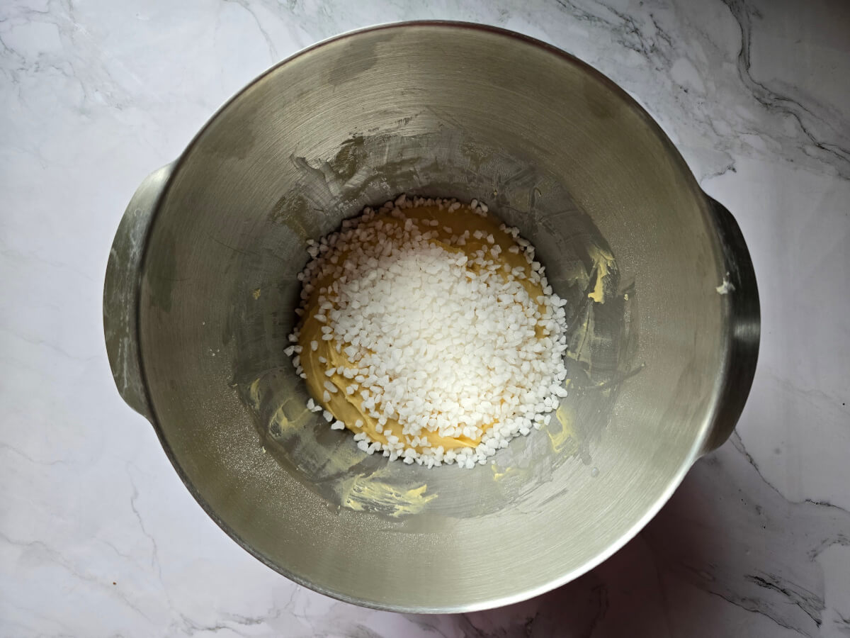 Paate a gaufres liégoises recouverte de sucre perlé dans la cuve d'un robot pâtissier.